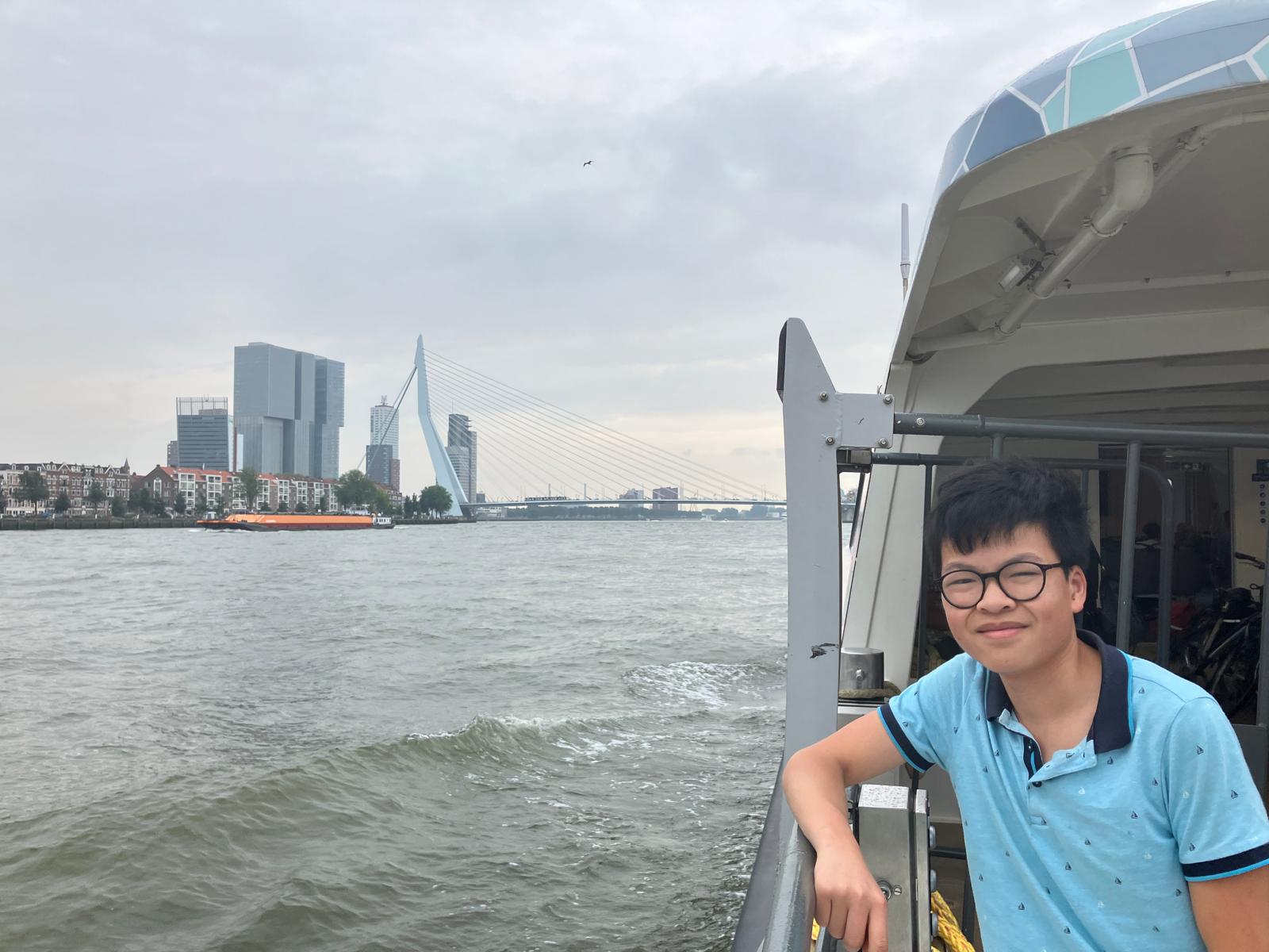 Foto student op boot in Rotterdam